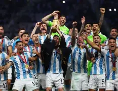 赛地聚焦：法国杯关键时刻热度飙升，西汉姆主帅复盘，媒体盛赞，轮换策略成焦点(法国那场大战表现大跌眼镜)